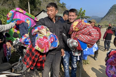 Các tổ chức thiện nguyện tặng chăn bông, áo ấm cho đồng bào vùng cao Yên Minh, Hà Giang (ảnh T.H) Các tổ chức thiện nguyện tặng chăn bông, áo ấm cho đồng bào vùng cao Yên Minh, Hà Giang (ảnh T.H)