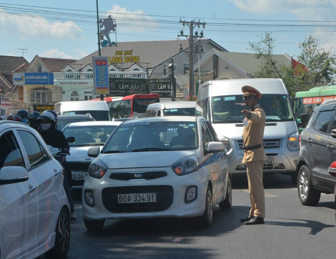 CSGT giữa rừng xe đến Đà Lạt tham quan du lịch ẢNH: LÂM VIÊN