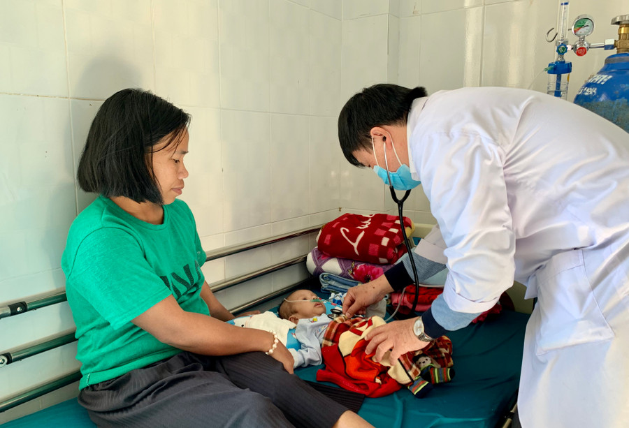 Bác sĩ thăm khám cho trẻ viêm hô hấp biến chứng viêm phổi tại Bệnh viện Nhi tỉnh. Ảnh: Như Ý -Bác sĩ thăm khám cho trẻ viêm hô hấp biến chứng viêm phổi tại Bệnh viện Nhi Gia Lai. Ảnh Như Ý