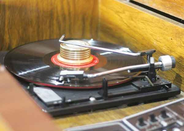 Máy phát nhạc bằng đĩa than. Ảnh: Phan Lài