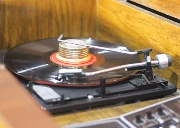 Máy phát nhạc bằng đĩa than. Ảnh: Phan Lài