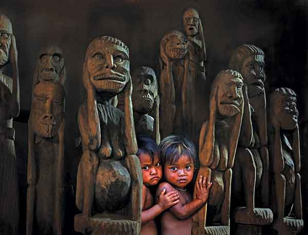 Tác phẩm “Hiện tại và tương lai”. Ảnh: Hùng Hoa Lư