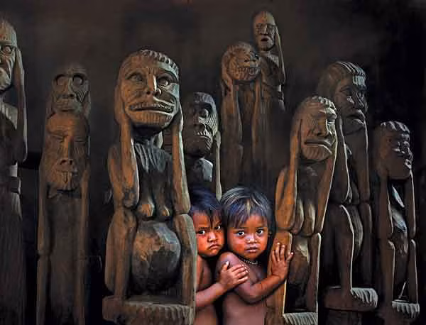 Tác phẩm “Hiện tại và tương lai”. Ảnh: Hùng Hoa Lư