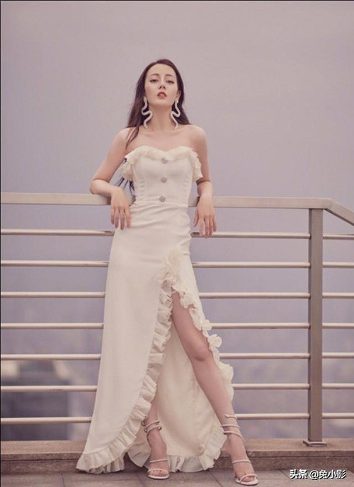 Chiếc đầm dài xẻ tà cao phối với giày cao gót trắng giúp 