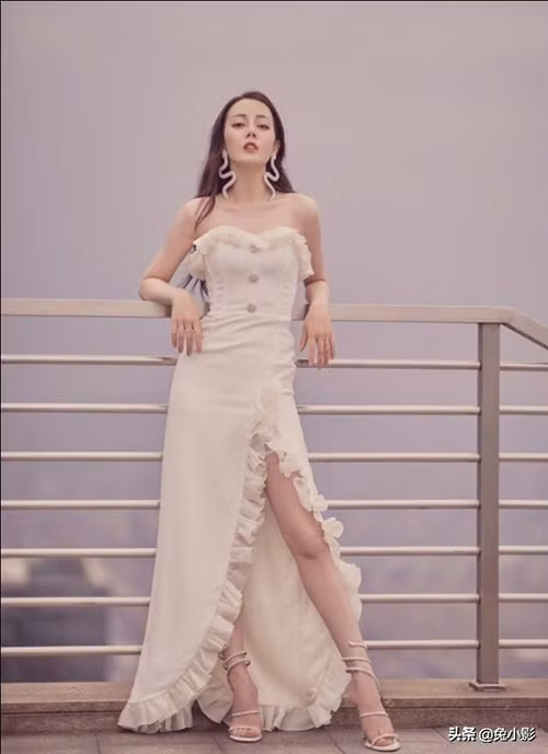 Chiếc đầm dài xẻ tà cao phối với giày cao gót trắng giúp 