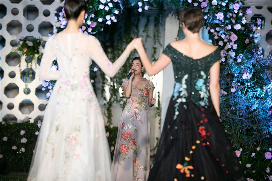 Cô thể hiện nhiều ca khúc hit của mình để gửi tặng khán giả.