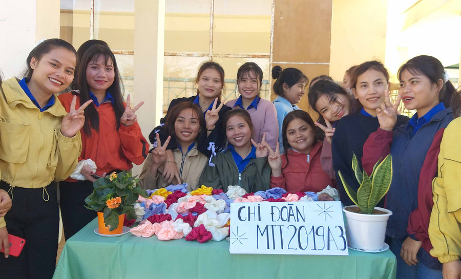 Những gian hàng trong phiên chợ Tết sinh viên tại Trường Cao đẳng Gia Lai. Ảnh: Tạ Ngọc Điệp