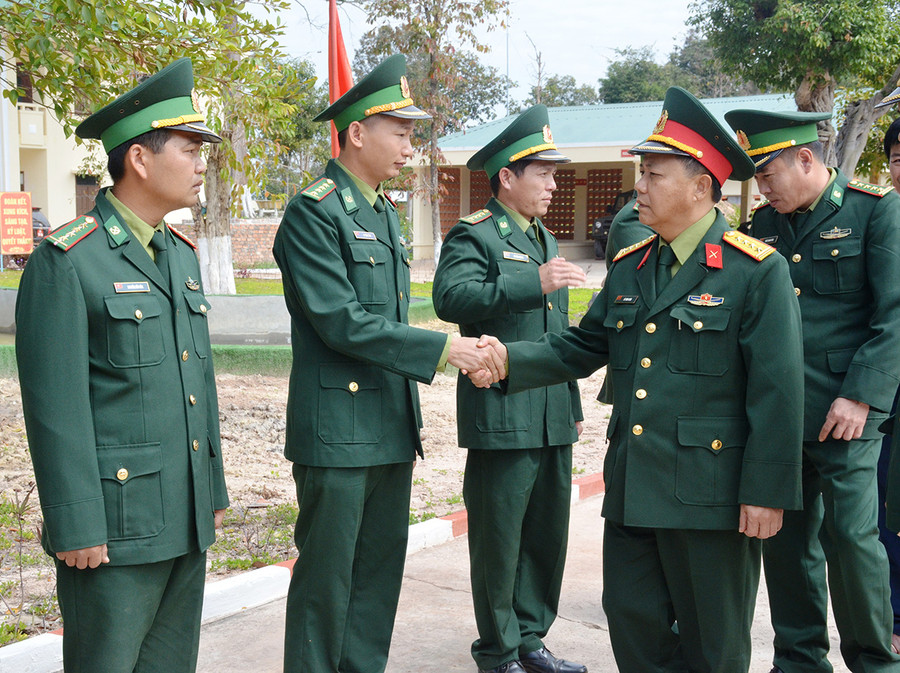 Đại tá Lê Kim Giàu thăm các cán bộ, chiến sĩ Đồn Biên phòng Ia Pnôn. Ảnh: Vĩnh Hoàng
