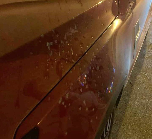 Vết đạn hoa cải găm trên xe ô tô của Dương Minh Tuyền. Ảnh: TL Vết đạn hoa cải găm trên xe ô tô của Dương Minh Tuyền. Ảnh: TL