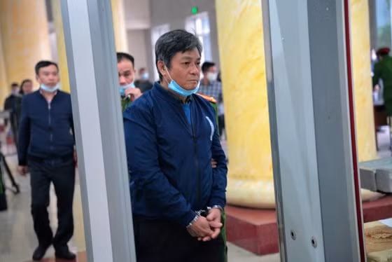 Bị cáo được đưa vào phòng xét xử Bị cáo được đưa vào phòng xét xử