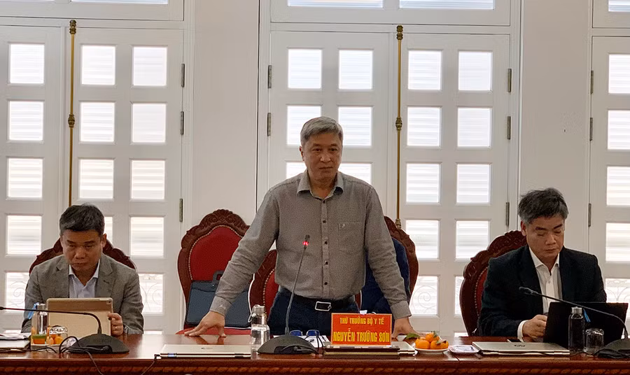 Thứ trưởng Bộ Y tế Nguyễn Trường Sơn phát biểu tại buổi làm việc. Ảnh: Như Nguyện