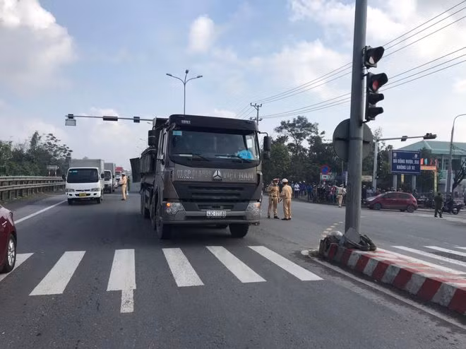 Ngã ba giao lộ xảy ra tai nạn giao thông có đèn tín hiệu ẢNH: VĂN TIẾN