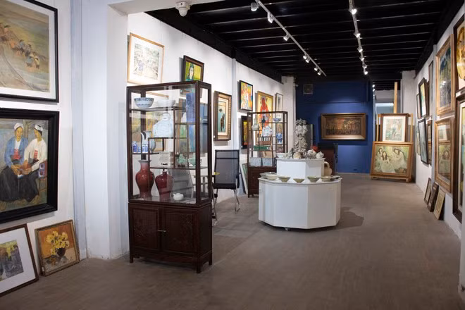Không gian tranh và cổ vật quý vừa được chuẩn bị cho phiên đấu giá - Ảnh: PI Auction House