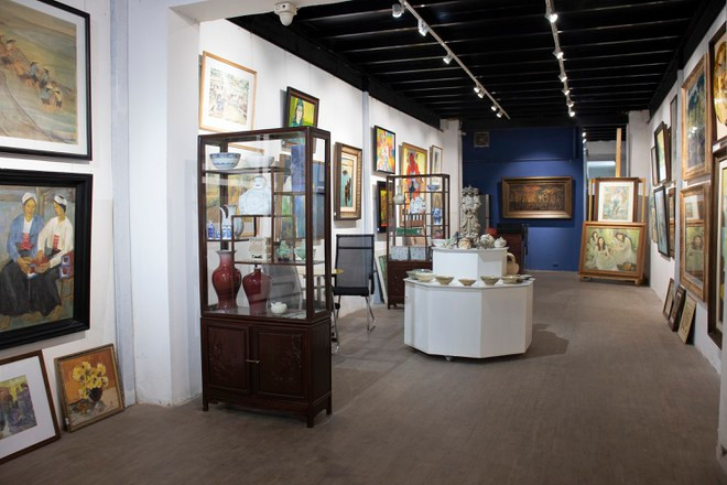 Không gian tranh và cổ vật quý vừa được chuẩn bị cho phiên đấu giá - Ảnh: PI Auction House