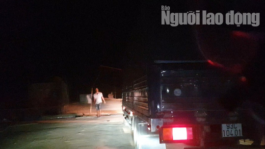 Hàng ngày có hàng chục lượt xe qua cầu đang xây dựng và phải 