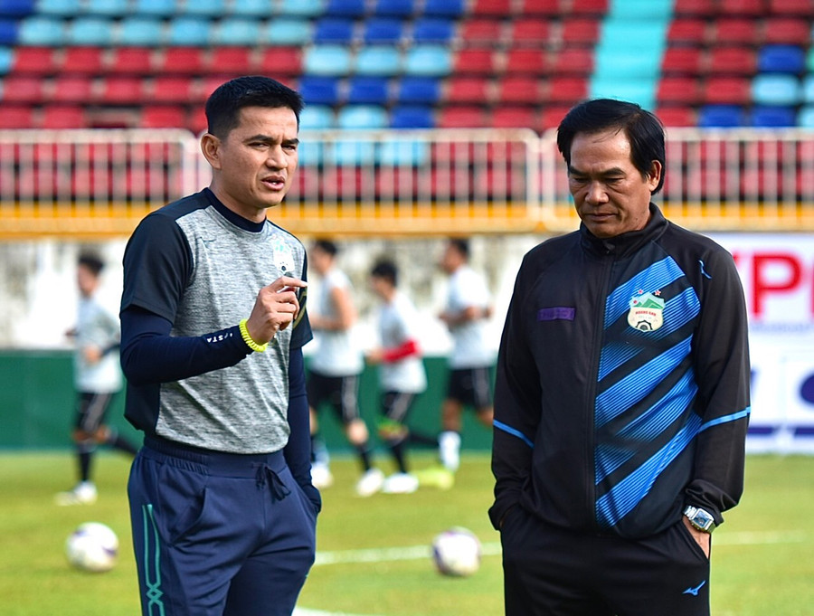 HLV Kiatisak sẽ có màn chào sân trong trận đấu với SLNA. Ảnh: Lê Văn Ngọc