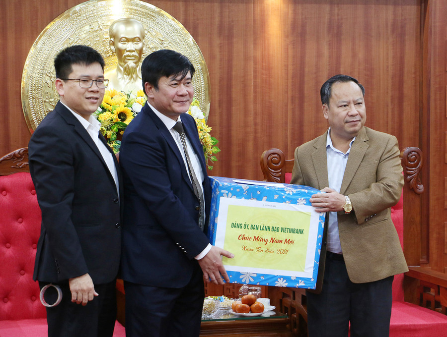 Lãnh đạo Ngân hàng Thương mại cổ phần Công thương Việt Nam tặng quà và chúc mừng năm mới lãnh đạo tỉnh Gia Lai. Ảnh: Quang Tấn Lãnh đạo Ngân hàng Vietinbank tặng quà và chúc mừng năm mới lãnh đạo tỉnh Gia Lai. Ảnh: Quang Tấn