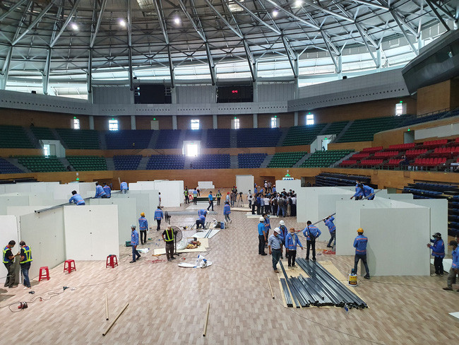 Đà Nẵng yêu cầu tạm dừng việc tháo dỡ bệnh viện dã chiến tại Cung thể thao Tiên Sơn. Đà Nẵng yêu cầu tạm dừng việc tháo dỡ bệnh viện dã chiến tại Cung thể thao Tiên Sơn.