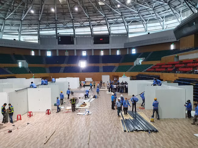 Đà Nẵng yêu cầu tạm dừng việc tháo dỡ bệnh viện dã chiến tại Cung thể thao Tiên Sơn.