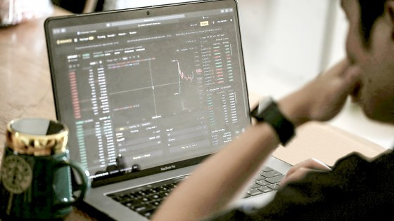 Giao diện điện tử một sàn giao dịch tiền kỹ thuật số đang thu hút nhiều người hiện nay