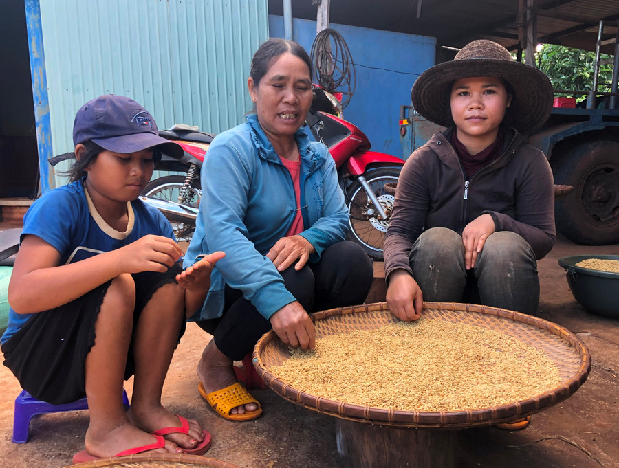 Em Treng (bìa phải) được vợ chồng Nghệ nhân Ưu tú Alip nhận về nuôi. Ảnh: Phương Dung