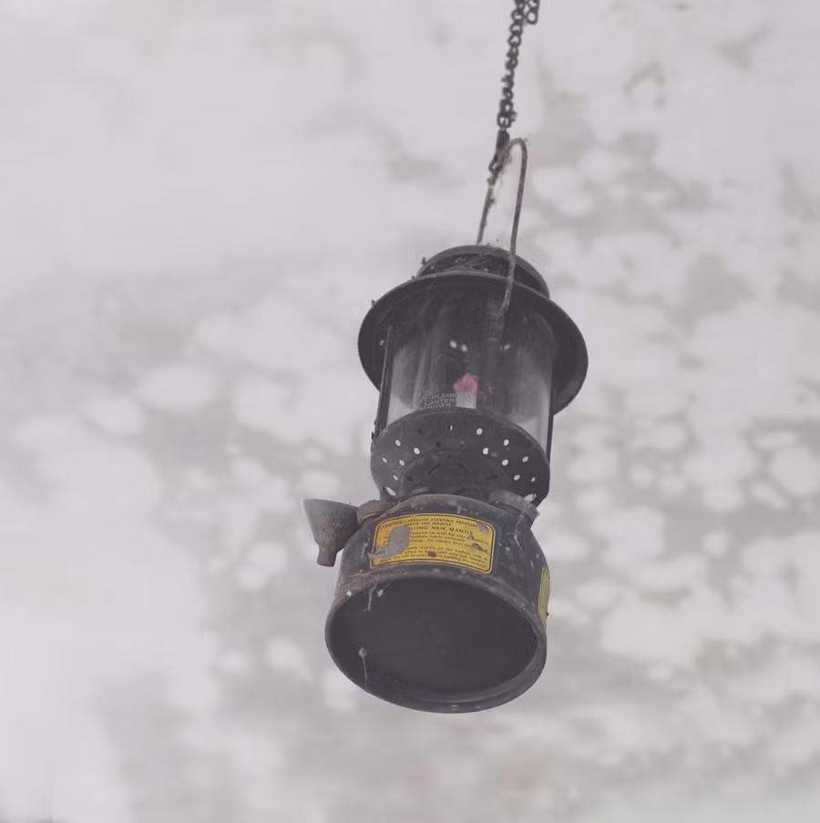  Một chiếc đèn măng xông trong bộ sưu tập của anh Cai Linh Phương. Ảnh: Thủy Bình