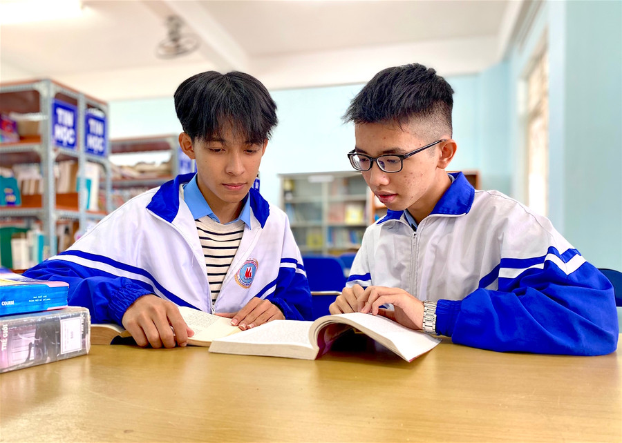 Em Phạm Trần Tuấn Anh (bìa trái) cùng bạn thân Hồ Nhật Anh. Ảnh: Mộc Trà