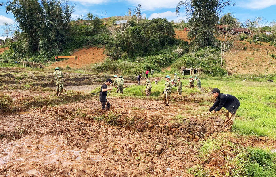Cán bộ, chiến sĩ Tiểu đoàn 1 (Trung đoàn 1, Sư đoàn 2) giúp người dân làng Hà Đừng 1 (xã Đak Rong, huyện Kbang) khai hoang ruộng đồng. Ảnh: Minh Nguyễn Cán bộ, chiến sĩ Tiểu đoàn 1, Trung đoàn 1, Sư đoàn 2, Quân khu 5 giúp người dân làng Hà Đừng 1(xã Đak Rong, huyện Kbang) khai hoang ruộng đồng. Ảnh: Minh Nguyễn