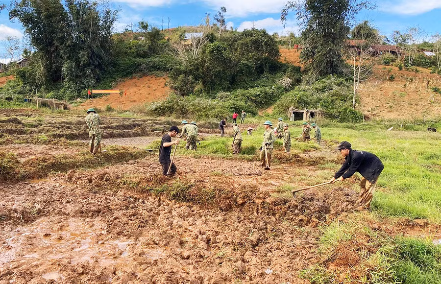  Cán bộ, chiến sĩ Tiểu đoàn 1, Trung đoàn 1, Sư đoàn 2, Quân khu 5 giúp người dân làng Hà Đừng 1(xã Đak Rong, huyện Kbang) khai hoang ruộng đồng. Ảnh: Minh Nguyễn