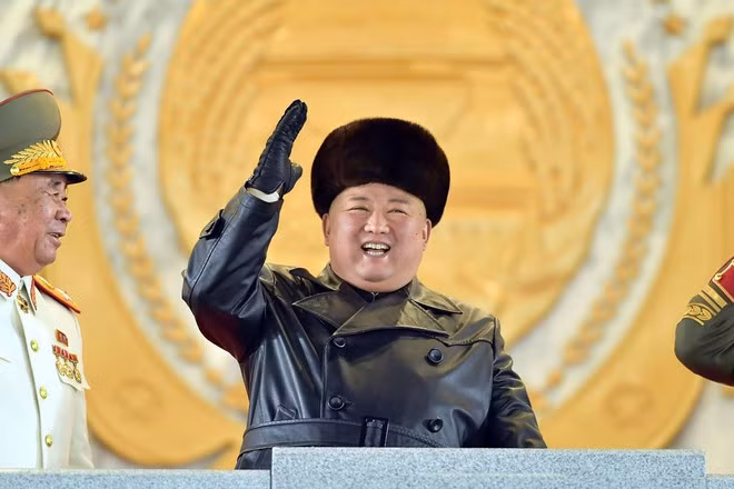  Lãnh đạo Triều Tiên Kim Jong-un theo dõi cuộc duyệt binh tại thủ đô Bình Nhưỡng tối ngày 14.1 - KCNA/AFP