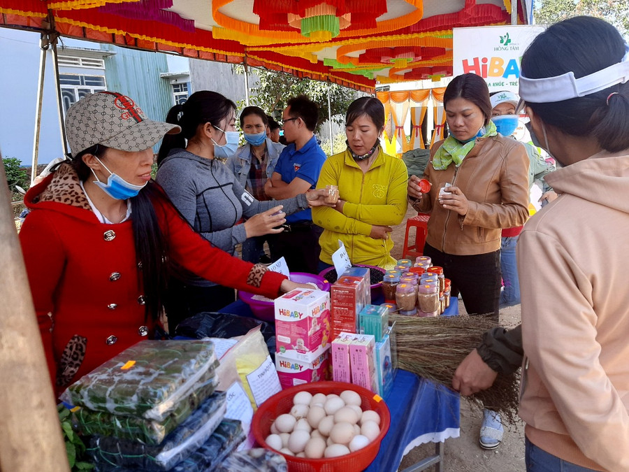 Khách hàng tìm mua các loại gia vị truyền thống của người Jrai như muối kiến, muối cỏ thơm.Ảnh.Vũ Chi