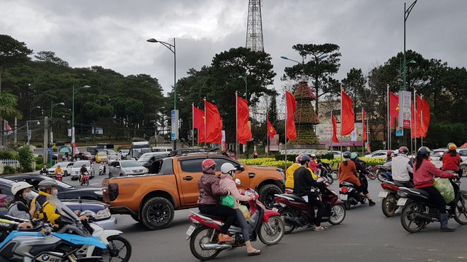 Đà Lạt sẽ bớt kẹt xe khi lắp đặt đèn xanh đèn đỏ? ẢNH: LÂM VIÊN