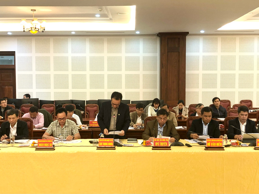 Ông Lưu Trung Nghĩa-Giám đốc Sở Nông nghiệp và PTNT báo cáo với đoàn công tác Bộ Nông nghiệp và PTNT. Ảnh: Lê Nam  Ông Lưu Trung Nghĩa-Giám đốc Sở Nông nghiệp và PTNT bào cào với đoàn công tác Bộ Nông nghiệp và PTNT. Ảnh: Lê Nam