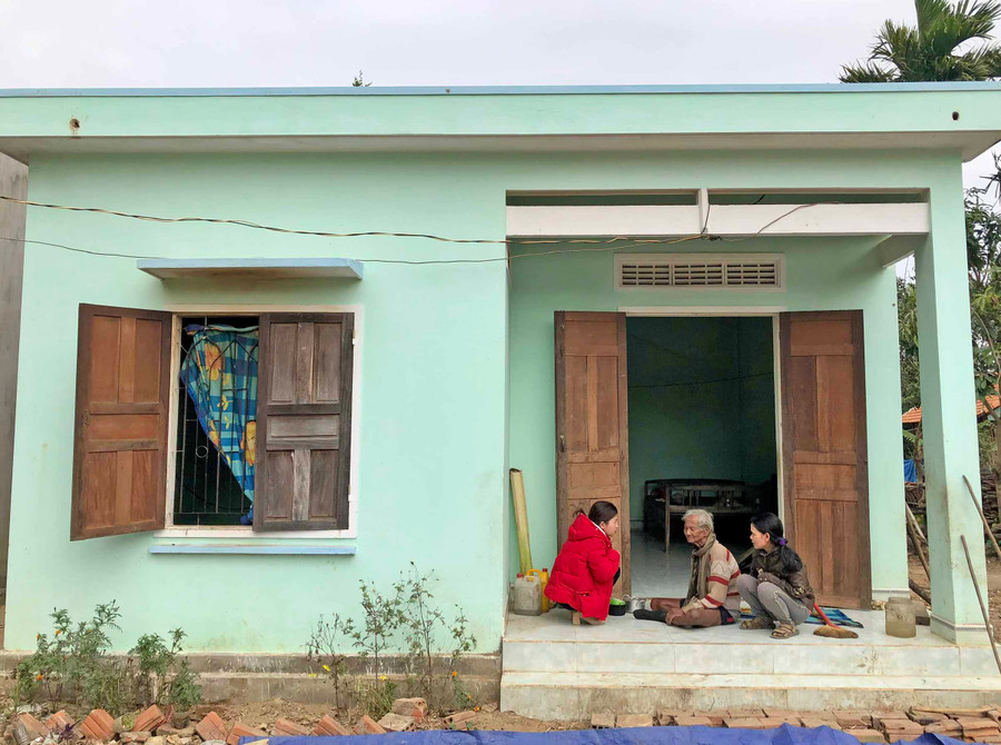 Ông Đinh Gol (ngồi giữa) bên ngôi nhà mới vừa được hỗ trợ xây dựng từ nguồn Quỹ "Đền ơn đáp nghĩa". Ảnh: Lê Nam Ông Đinh Gol (ngồi giữa) bên ngôi nhà mới vừa được hỗ trợ xây dựng mới từ quỹ đền ơn đáp nghĩa