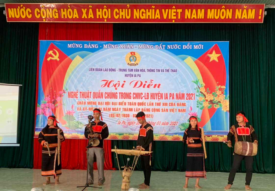 Tiết mục hòa tấu nhạc cụ dân tộc của đoàn viên Công đoàn cơ sở xã Ia Broăi. Ảnh: Vũ Chi Tiết mục hòa tấu nhạc cụ dân tộc của đoàn viên công đoàn xã Ia Broai.Ảnh.Vũ Chi