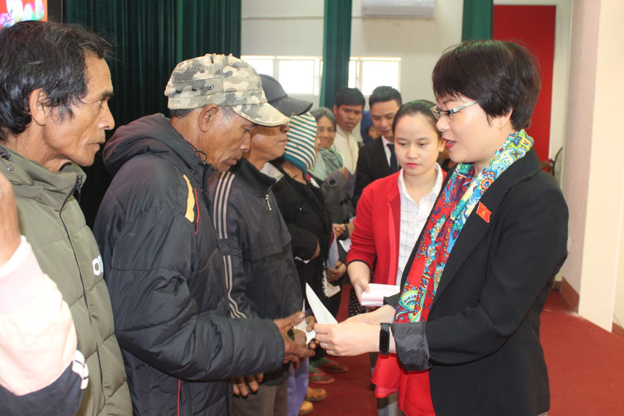  Bà Nguyễn Thị Mai Phương-Ủy viên Thường trực Ủy ban Pháp luật của Quốc hội tặng quà Tết cho người nghèo. Ảnh: Phan Lài