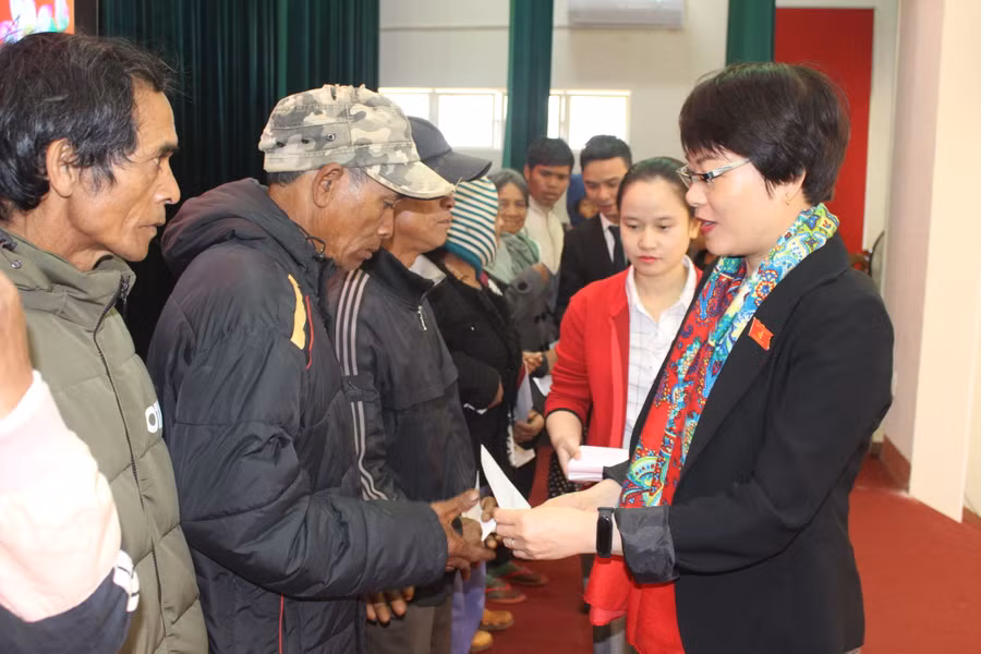  Bà Nguyễn Thị Mai Phương-Ủy viên Thường trực Ủy ban Pháp luật của Quốc hội tặng quà Tết cho người nghèo. Ảnh: Phan Lài