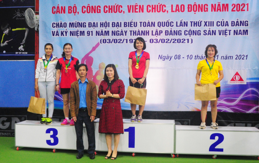 Ban tổ chức trao giải cho các vận động viên đạt giải cao nội dung đơn nữ. Ảnh: Thiên Di