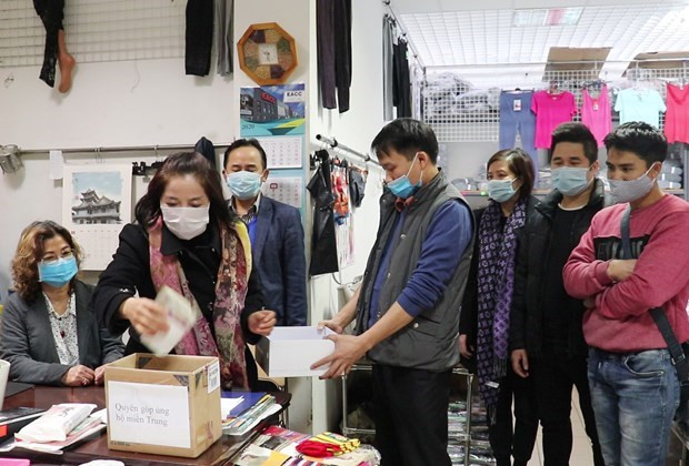 Người Việt tại Trung tâm thương mại Wólk Kosowska, Warsawa ủng hộ đồng bào miền Trung bị thiệt hại do lũ lụt. (Ảnh: Văn Long/TTXVN)  Người Việt tại Trung tâm thương mại Wólk Kosowska, Warsawa ủng hộ đồng bào miền Trung bị thiệt hại do lũ lụt. (Ảnh: Văn Long/TTXVN)