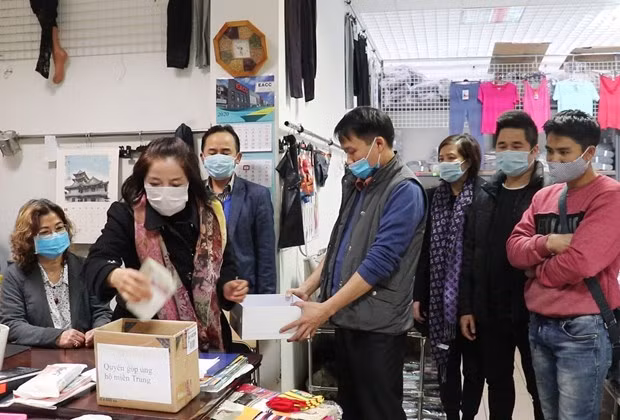  Người Việt tại Trung tâm thương mại Wólk Kosowska, Warsawa ủng hộ đồng bào miền Trung bị thiệt hại do lũ lụt. (Ảnh: Văn Long/TTXVN)