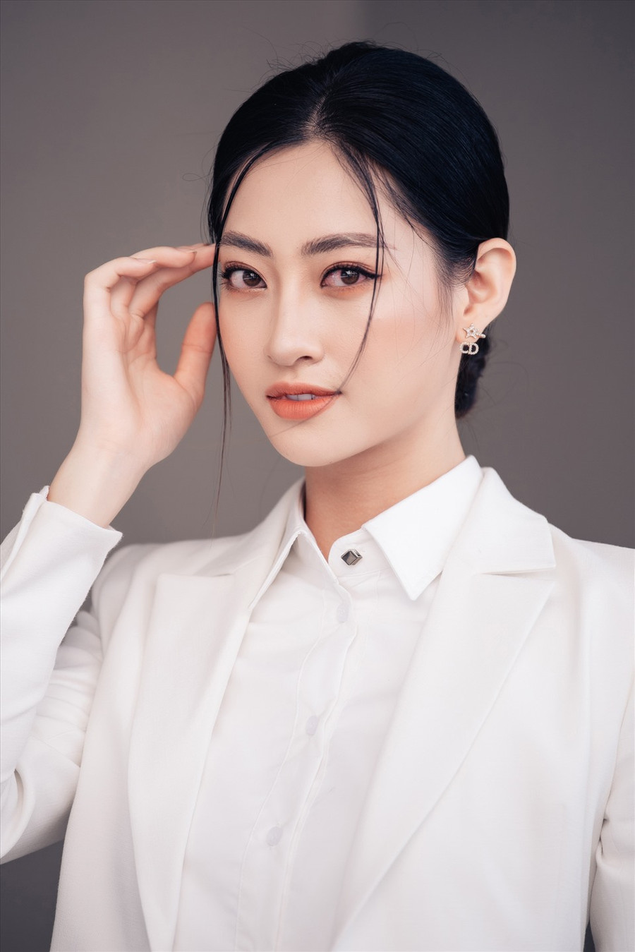 Đăng quang Miss World Vietnam 2019, Lương Thuỳ Linh được biết đến là một hoa hậu không chỉ nổi trội về ngoại hình mà còn có thành tích học tập đáng ngưỡng mộ. Ảnh: NVCC. Đăng quang Miss World Vietnam 2019, Lương Thuỳ Linh được biết đến là một hoa hậu không chỉ nổi trội về ngoại hình mà còn có thành tích học tập đáng ngưỡng mộ. Ảnh: NVCC.