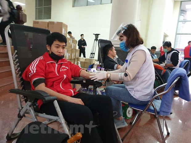 Các bạn trẻ tham gia hiến máu tại điểm hiến máu của Chủ nhật Đỏ. (Ảnh: PV/Vietnam+) Các bạn trẻ tham gia hiến máu tại điểm hiến máu của Chủ nhật Đỏ. (Ảnh: PV/Vietnam+)