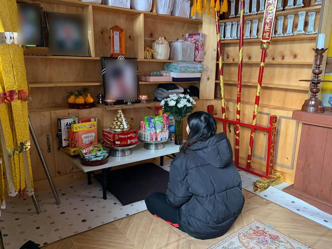 Huyền mua bánh trái đến chùa Viên Ngộ để viếng bạn trai - ẢNH: VŨ TIẾN HẬU Huyền mua bánh trái đến chùa Viên Ngộ để viếng bạn trai - ẢNH: VŨ TIẾN HẬU