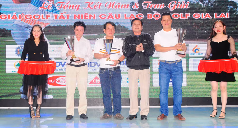 Câu lạc bộ Golf Gia Lai trao giải tất niên và tổng kết hoạt động năm 2020 (GLO)- Tối 15-1, Câu lạc bộ Golf Gia Lai tổ chức trao giải tất niên và tổng kết hoạt động trong năm 2020. Dự buổi lễ có các ông: Trần Ngọc Nhung-Tỉnh ủy viên, Giám đốc Sở Văn hóa-Thể thao và Du lịch; Huỳnh Kiên-Tổng Biên tập Báo Gia Lai; Đặng Phan Chung-Phó Giám đốc Sở Lao động-Thương binh và Xã hội. Giải Golf tất niên năm 2020 có sự tham gia của 50 golfer là hội viên của câu lạc bộ (CLB) tham gia tranh tài. Kết thúc giải, CLB Golf Gia Lai trao giải cho các golfer đạt các thành tích cao. Cụ thể, giải nhất bảng A được trao cho golfer Nguyễn Văn Hiệu, giải nhất bảng B được trao cho golfer Võ Thị Đan Thanh, giải nhất bảng C được trao cho golfer Nguyễn Thế Trung. Ngoài ra, CLB còn trao 3 giải cho golfer có những đóng góp tích cực trong năm 2020 là: Nguyễn Thành Vũ, Đặng Hữu Trí, Nguyễn Văn Hiệu. Phát biểu tại buổi lễ, ông Lê Thành Vũ-Chủ tịch CLB Golf Gia Lai nêu rõ: “Giải tất niên năm 2020 là dịp để hội viên của CLB giao lưu, học hỏi nhằm nâng cao trình độ. Trong năm 2020, ngoài giải tất niên thì CLB đã tổ chức nhiều giải đấu nội bộ khác thu hút đông đảo hội viên tham gia tranh tài. Bên cạnh đó, trong năm 2020, CLB đã tổ chức 2 chương trình thiện nguyện trao tặng sách, sữa cho học sinh tại huyện Kông Chro và Đức Cơ. Đây là những hoạt động có ý nghĩa thiết thực nhằm nâng cao trình độ của hội viên và góp phần sẻ chia với người có hoàn cảnh khó khăn”. THIÊN DI