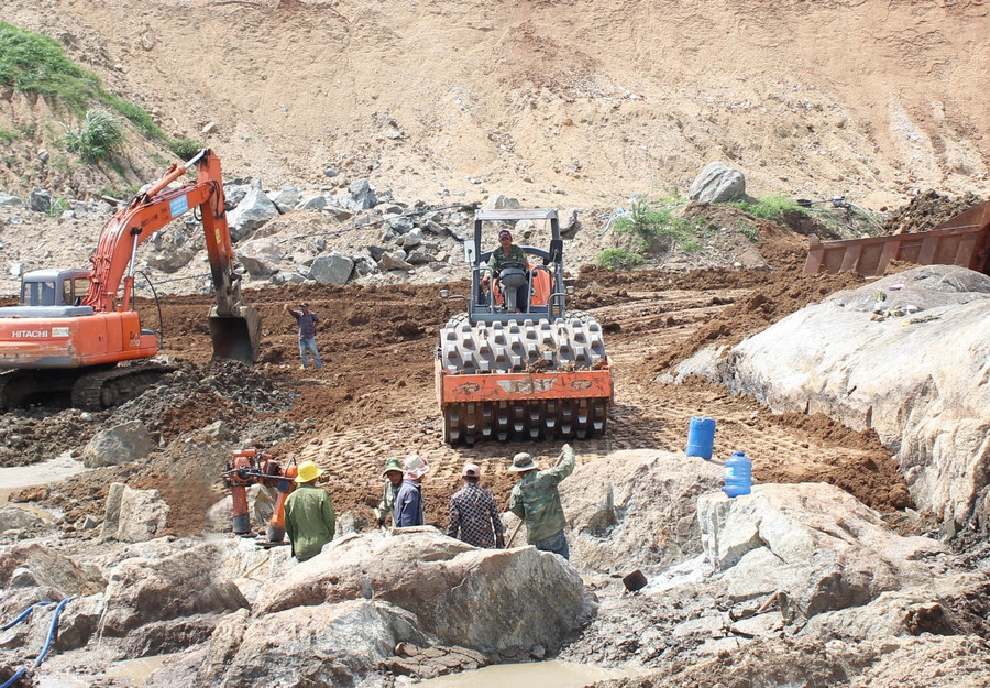  Thi công kênh dẫn dòng Dự án hồ chứa nước Tầu Dầu 2 (huyện Đak Pơ). Ảnh: Hà Duy
