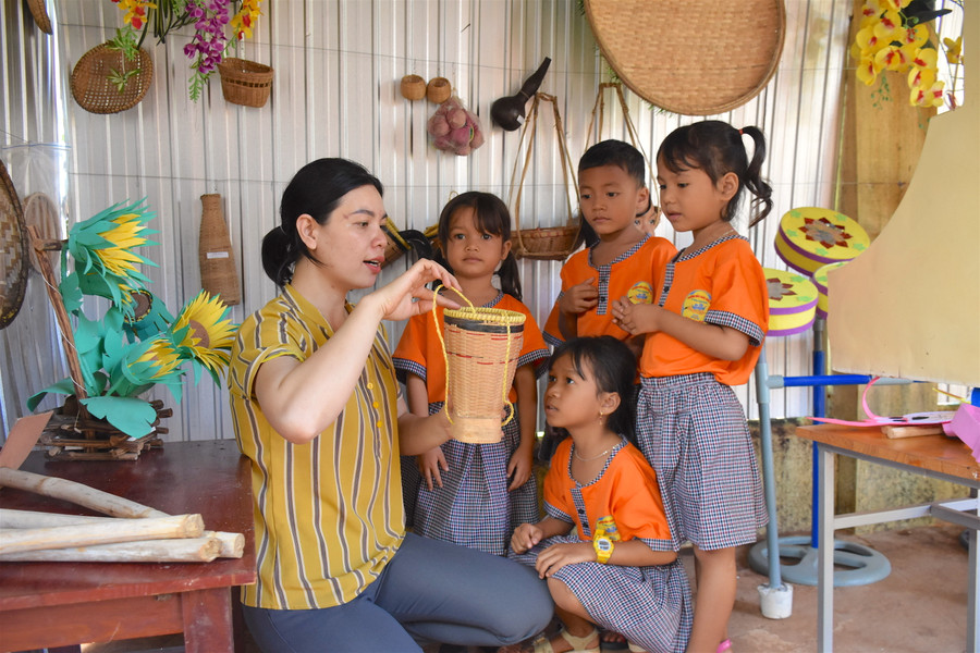 Dưới sự hướng dẫn của cô giáo, các bé Trường Mẫu giáo Hoa Mai (xã Ia Rong, huyện Chư Pưh) tìm hiểu về bản sắc văn hóa của dân tộc Jrai. Ảnh: Mộc Trà