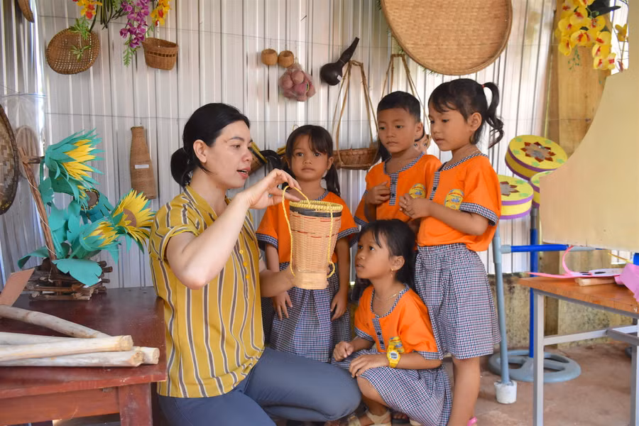 Dưới sự hướng dẫn của cô giáo, các bé Trường Mẫu giáo Hoa Mai (xã Ia Rong, huyện Chư Pưh) tìm hiểu về bản sắc văn hóa của dân tộc Jrai. Ảnh: Mộc Trà