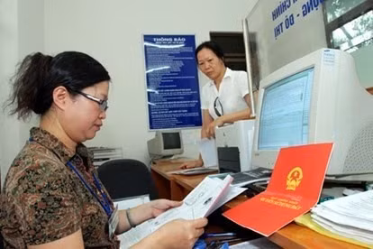 Theo quy định mới, người dân hoàn toàn có thể thỏa thuận để thực hiện cấp, cấp đổi, cấp lại sổ đỏ tại nhà nhưng cần đảm bảo đúng thời gian quy định của UBND cấp tỉnh. Ảnh minh họa: BXD