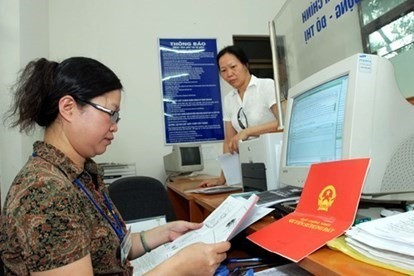 Theo quy định mới, người dân hoàn toàn có thể thỏa thuận để thực hiện cấp, cấp đổi, cấp lại sổ đỏ tại nhà nhưng cần đảm bảo đúng thời gian quy định của UBND cấp tỉnh. Ảnh minh họa: BXD Theo quy định mới, người dân hoàn toàn có thể thỏa thuận để thực hiện cấp, cấp đổi, cấp lại sổ đỏ tại nhà nhưng cần đảm bảo đúng thời gian quy định của UBND cấp tỉnh. Ảnh minh họa: BXD