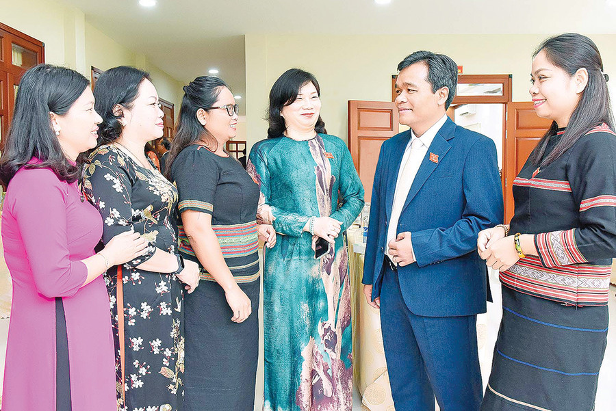 Bí thư Tỉnh ủy Hồ Văn Niên (thứ 2 từ phải sang) trò chuyện với các đại biểu tại Đại hội đại biểu Đảng bộ tỉnh lần thứ XVI. Ảnh: Đức Thụy